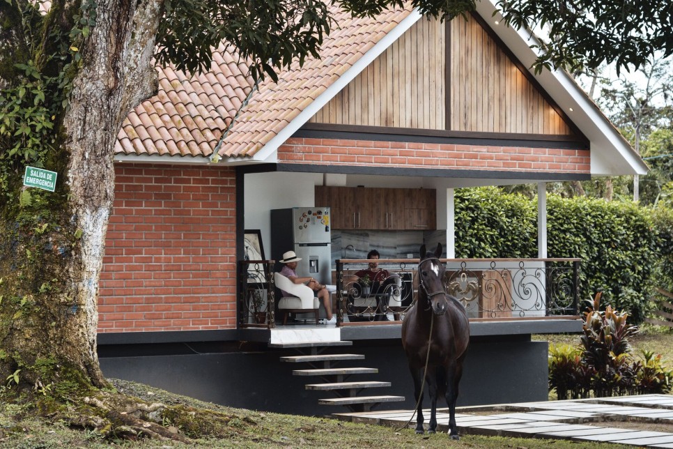 구조의 홀리데이 홈, Casa PR21008 by Engawa Archlab 포치 겸 거실? 이런 집 처음이야! 독특한 2