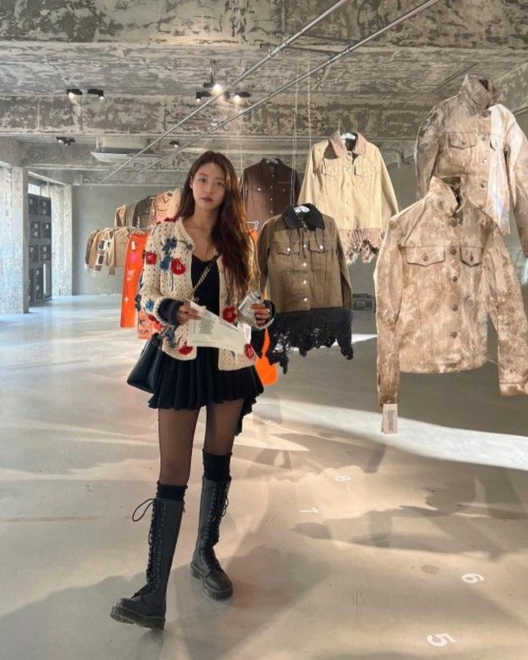  설현, 블랙 미니 원피스로 드러낸 "은은한 각선미"