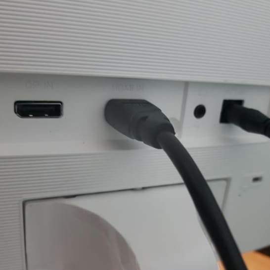 TV-HDMI-케이블-연결-상태를-보여주는-이미지