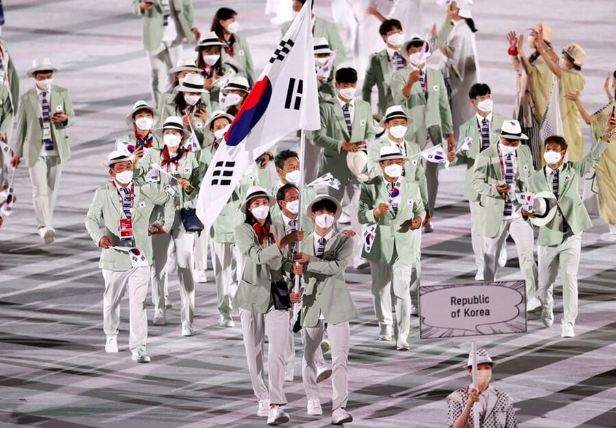 도쿄올림픽-개막식-기수로-참여한-김연경-모습
