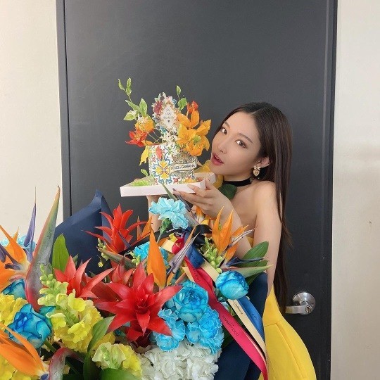  청하, 홀터넥 드레스 입고 섹시美 뿜뿜...누가 꽃이야?