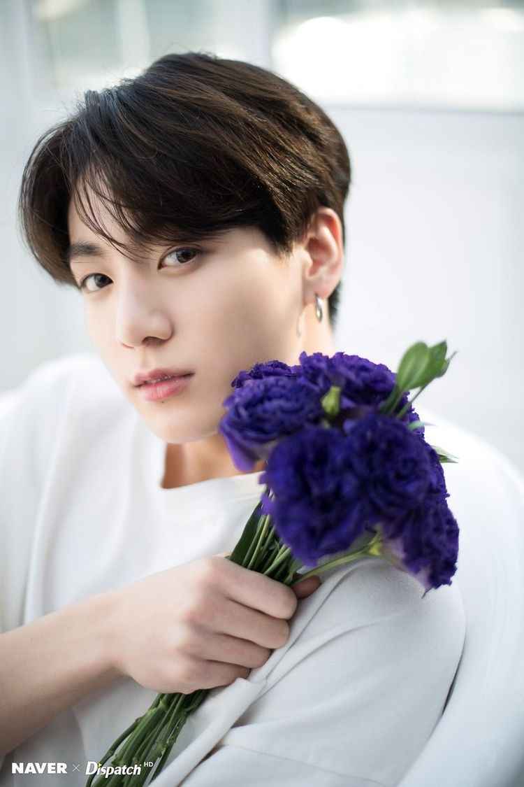  꽃을 든 방탄소년단 정국 보는데 훈훈하네요
