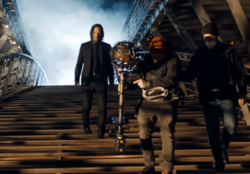 장면 이미지 중에 John Wick 4가 회전합니다.