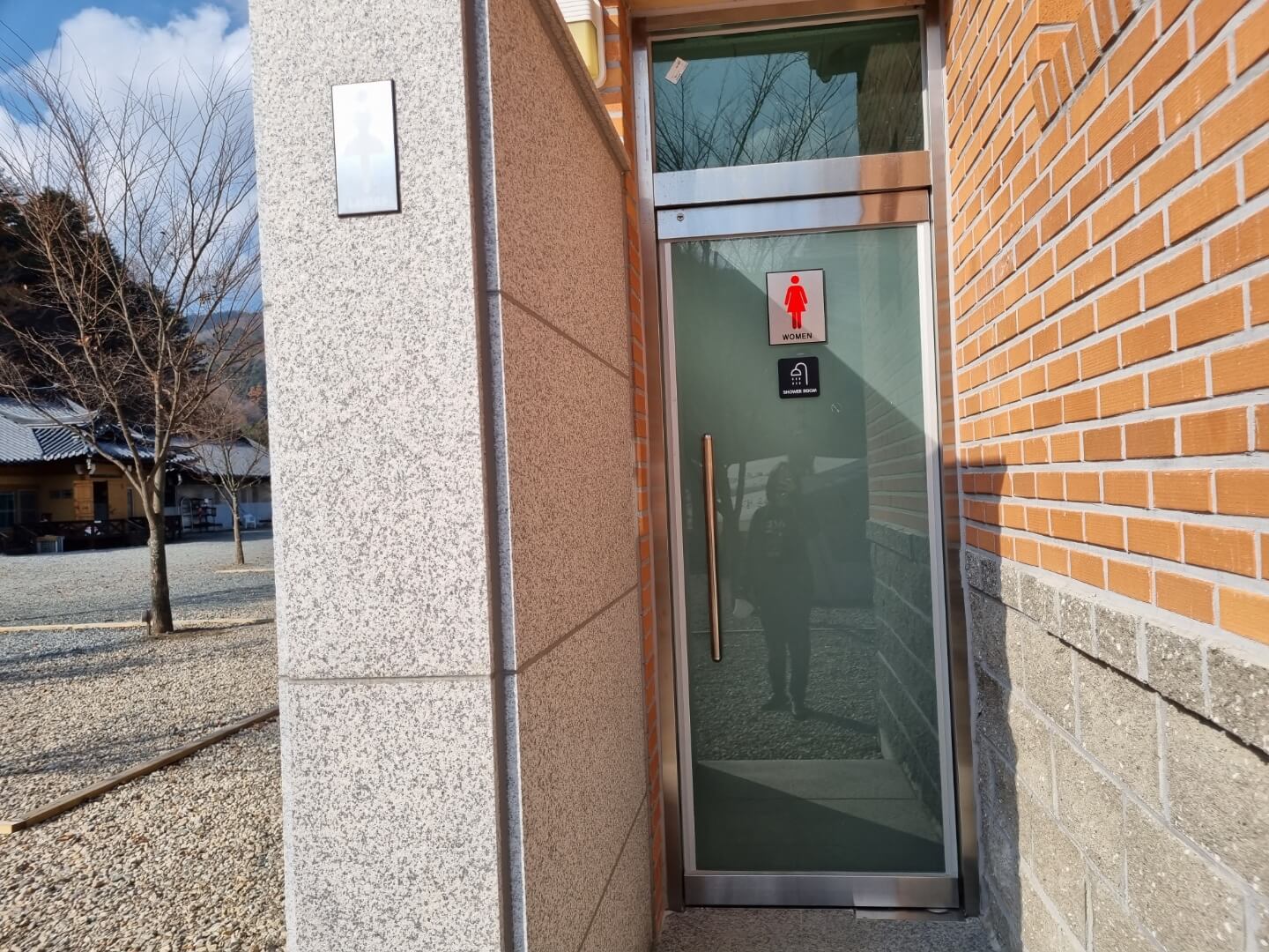 여자샤워실 입구 모습