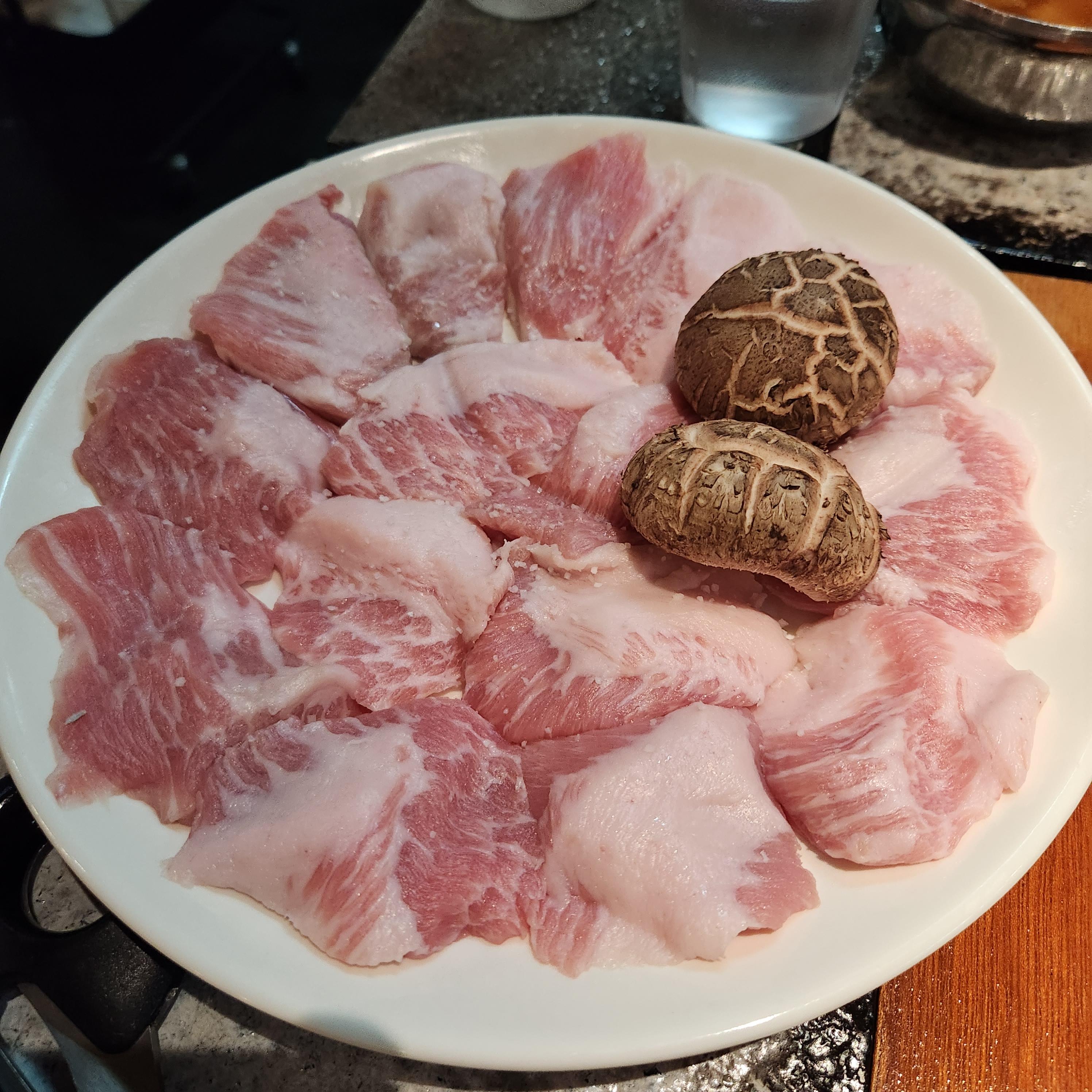 지리산 산청 흑돼지 이미지
