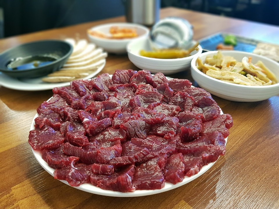  육회, 뭉티기, 소곱창전골 뭘 골라도 맛있는 문정동 한우상회