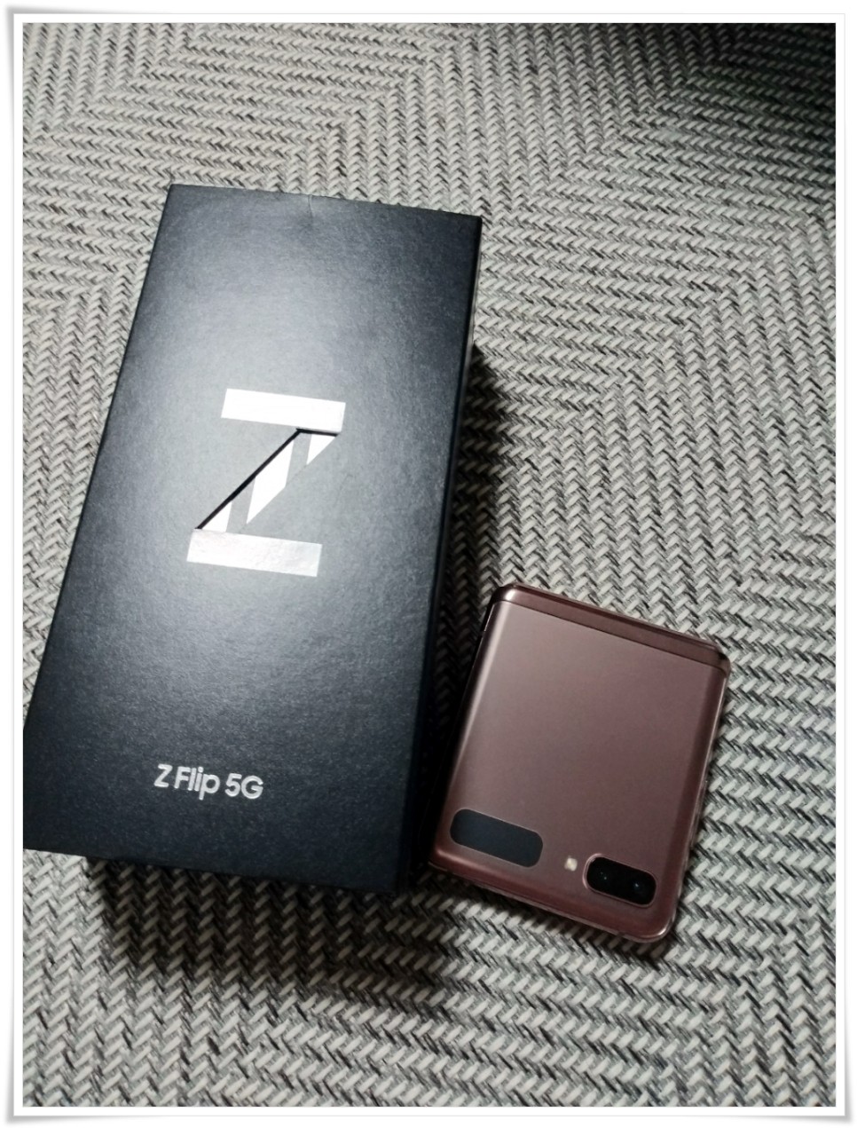  빵처럼 팔린다는 갤럭시 Z플립 5G 자급제 SM-F707 아이폰 유저도?