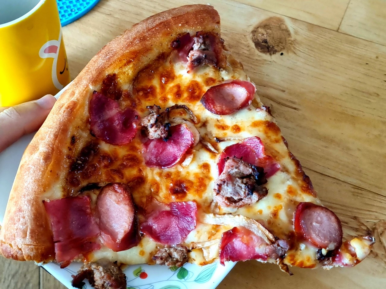 가열 후 바로 팬에서 꺼내는 피자입니다.