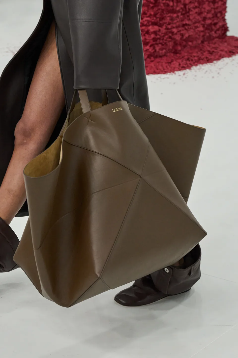 The-Row-2023-fw-leather-shopper-bag