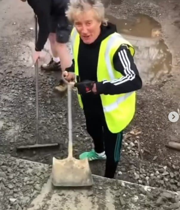 77세의 전설적 가수 로드 스튜어트 경, 답답한 마음에 포트홀 직접 손보다...그러나 VIDEO: RAC warns against DIY pothole repairs after Sir Rod Stewart takes on roadworks