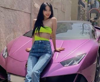 한예슬이 퍼플색 람보르기니 우라칸에 기대서있는 모습