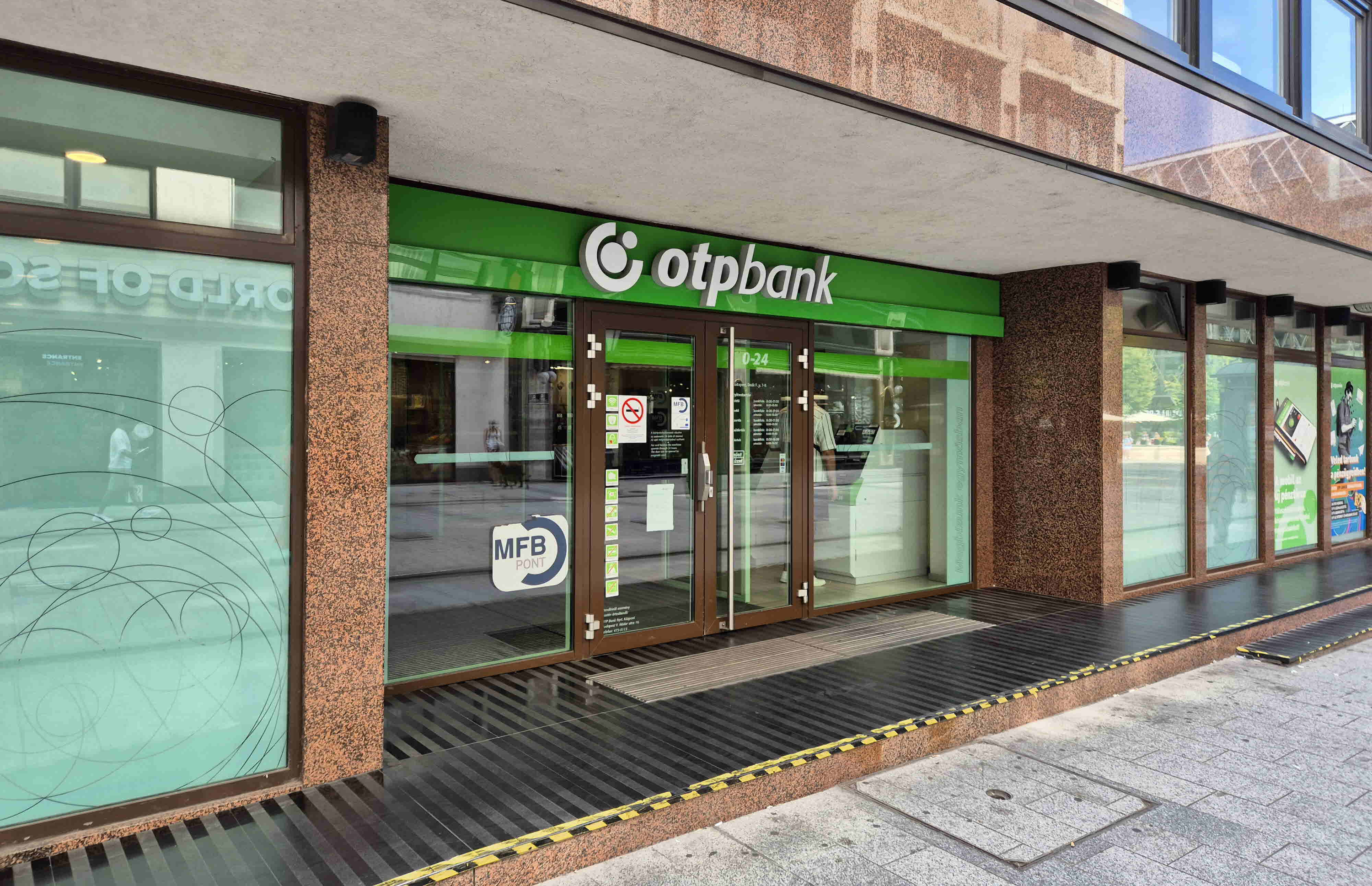 바치 거리 근처에 위치한 OTP Bank ATM