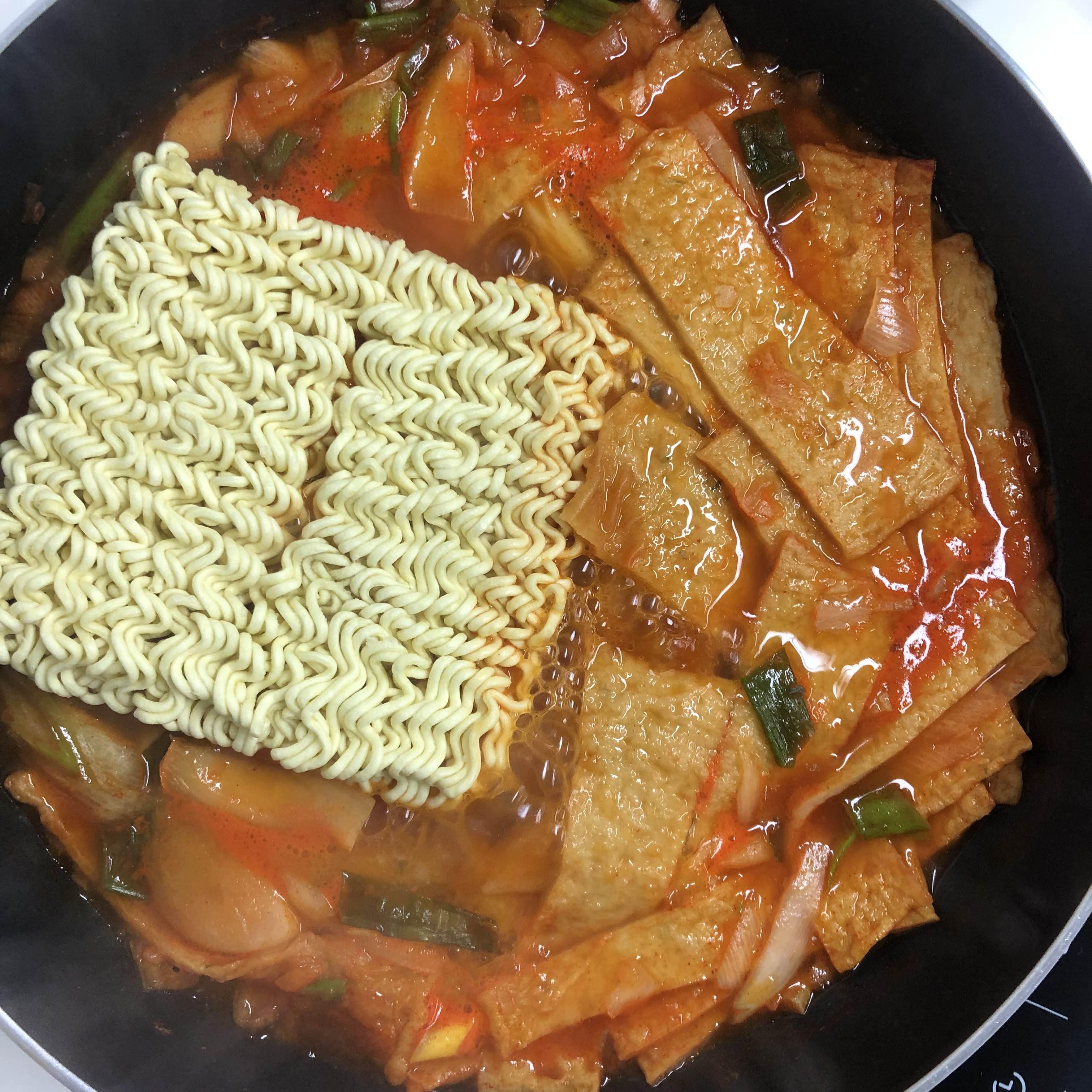 프라이팬, 떡볶이, 어묵, 라면, 파