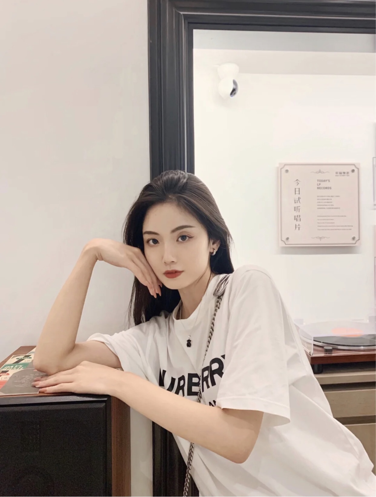  [BURBERRY] 버버리 디테일 로고 반팔 티셔츠 (2 COLOR)