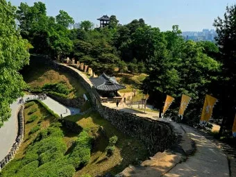 공주 공산성은 백제시대 475년부터 538년에 수도 방어와 왕궁 기능을 수행하던 산성입니다 금강을 끼고 해발 110m 능선에 축조된 포곡형_6