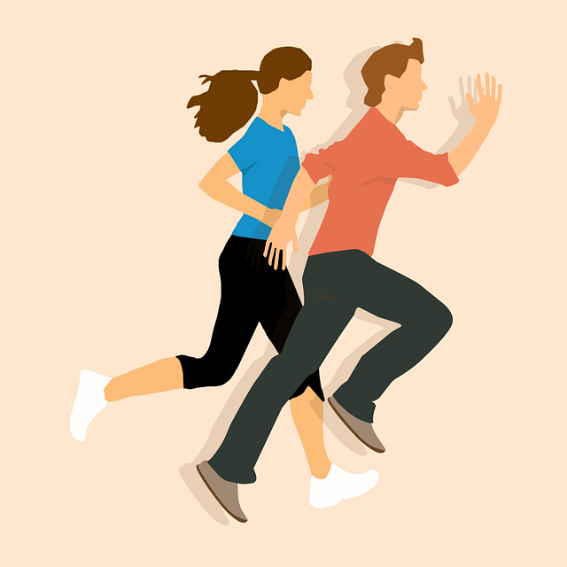 여자와 남자가 달리기를 하고 있다. 둘 다 한 쪽 팔을 뻗고 있고, 한쪽 발은 바닥에 띄워져 있는 상태이다. 여자는 파란색 셔츠, 남자는 다홍색 셔츠를 입었다.