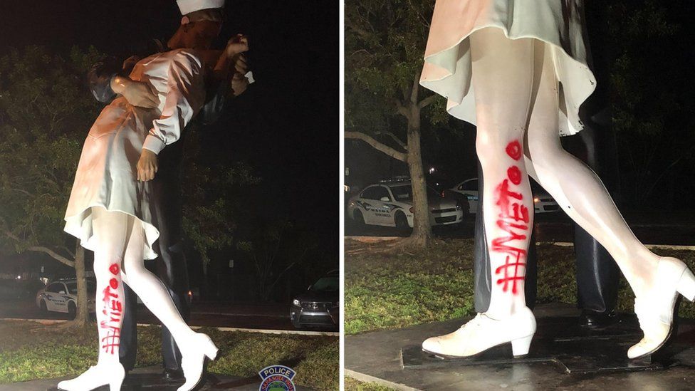 사진 속 주인공으로 알려진 조지 멘돈사가 사망한 날&#44; 새러소타 경찰서는 &#39;무조건 항복&#39; 조각상에 붉은색 라커 페인트로 #METOO 문구를 낙서테러 한 사진을 공개했다. - 출처 : BBC