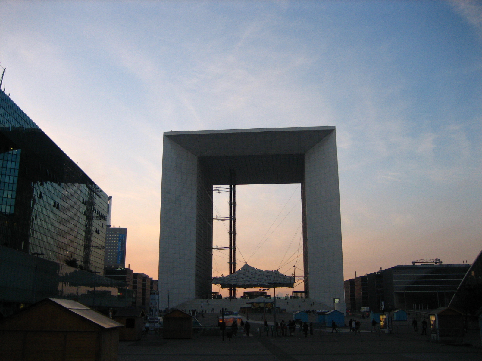  파리의 신도시 라데팡스와 라데팡스 신개선문 그랑드 아슈르