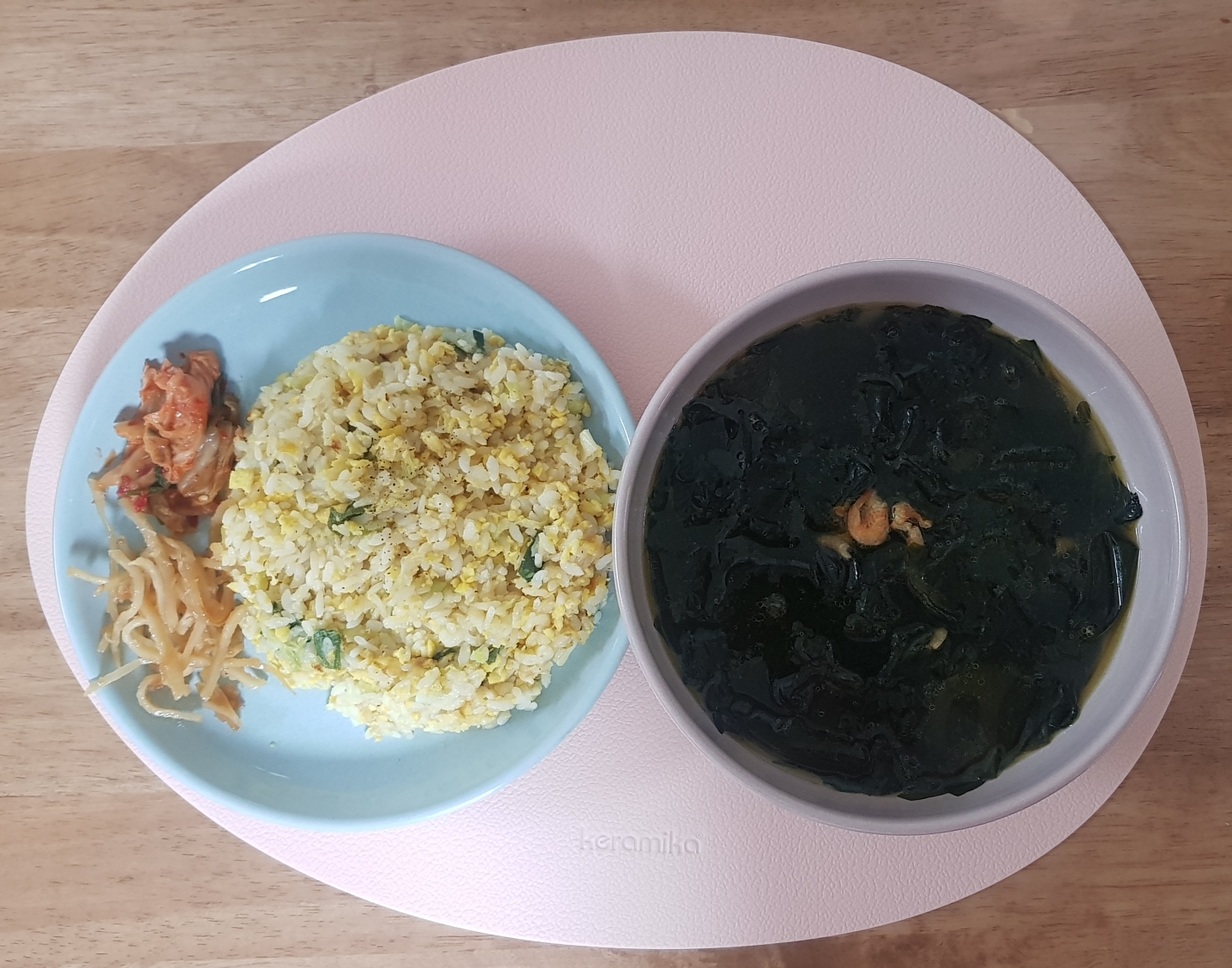  건새우미역국으로 담백한 식사를