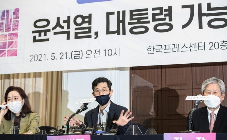  차기 대권 적합도, 윤석열 36%...이재명 25.9%