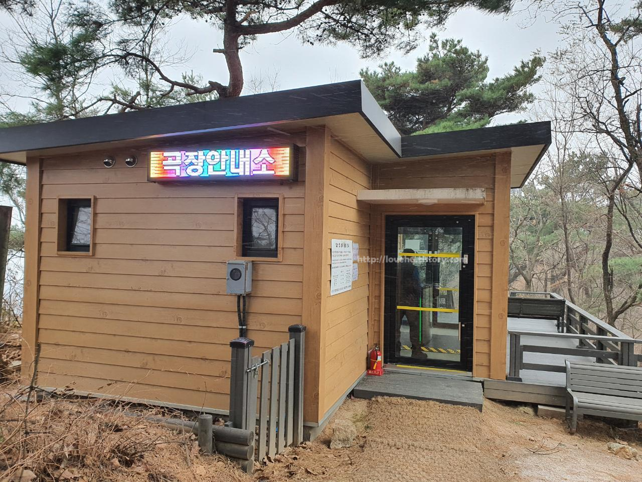 북악산_北岳山_Bukaksan/저는 곡장안내소에서 출입증을
반납했어요 곡장안내소에서
팔각정까지 가는데 대략 20분 정도
걸린거 같아요 안내소에서 안내를 해주셨는데
팔각정 갔다가 곡장안내소에 오후3시까지 와야
왔던길로 되돌아 갈수 있다고 합니다
아마도 입산시간과 하산시간 있기에
그 시간을 계산 해보았을때 오후 3시까지
곡장안내소를 가야되는거 같습니다
팔각정에서 하산하는 길이 조금 험한데
괜찮은지 물어보시더라구요
괜찮다고 팔각정으로 향했습니다
저의 미래를 보지 못한채..😅😅
그리고 팔각정까지 가는길을 대충
설명까지 해주셨어요
곡장안내소도 말바위안내소도
직원분들이 다들 친절하셨어요👍🏻👏🏻