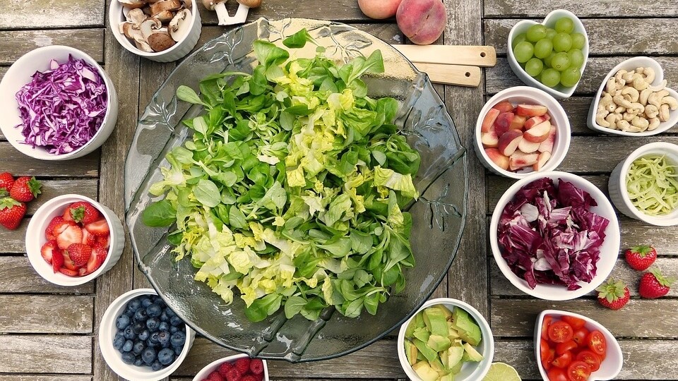 테이블 위에 놓인 건강한 음식 재료