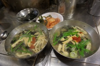 8000원 보리밥 칼국수 냉면 1+2식당