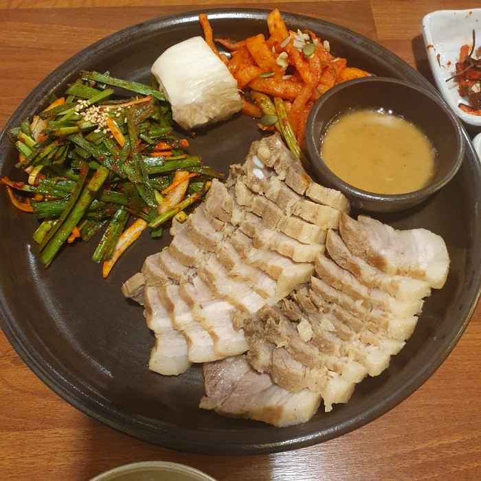 보쌈과 반찬 사진