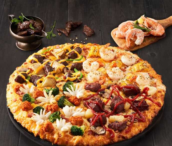  도미노피자 블록버스터4! 신메뉴래요. 할인도 한대요. 맛있겠다!