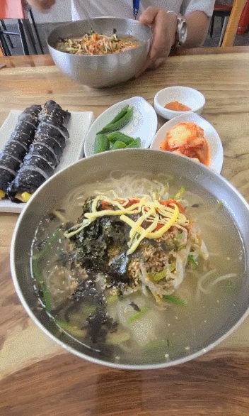 푸짐한 양의 물국수와 김밥
