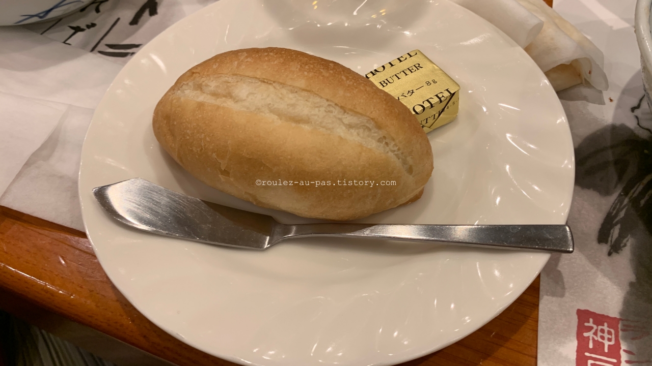 JAPAN-TRAVEL-KOBE-STEAKLAND-BREAD