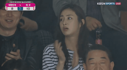  강소라, 김연경 스파이크 보고 놀람.gif