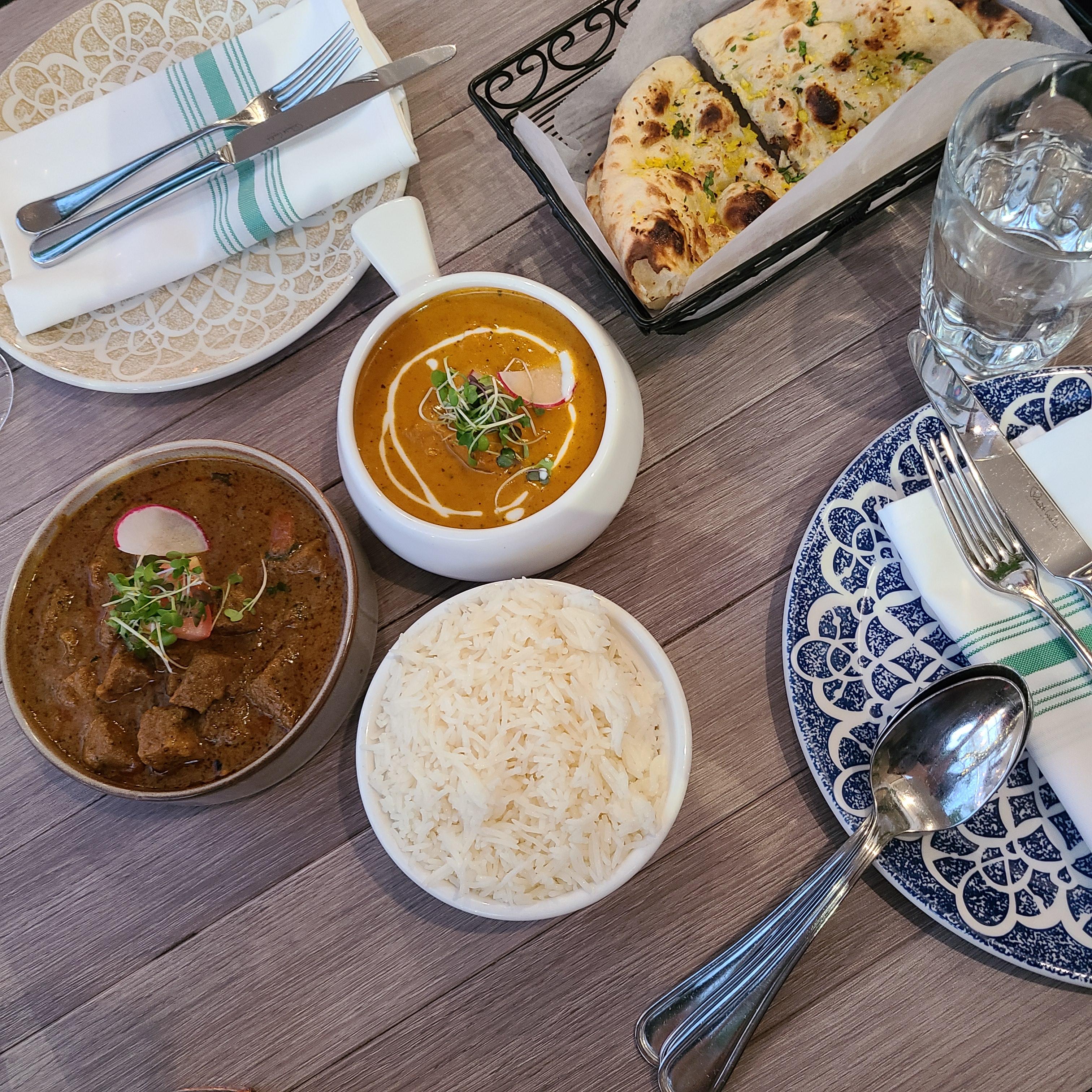 티카 마살라 (&#39;Our take&#39; Chicken Tikka Masala)&#44; 양고기 카레 (Traditional lamb curry)&#44; 갈릭 난 (Garlic naan)