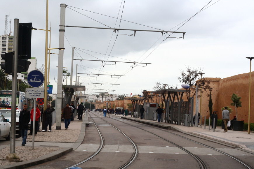 모로코-라바트-메디나 성벽과 트램 라인