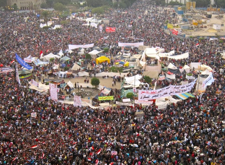 2010년부터 2012년까지 중동과 북아프리카 전역에서 일어난 아랍의 봄은 독재 정권의 퇴진과 민주주의의 도입을 요구하는 대규모 항쟁이었습니다.