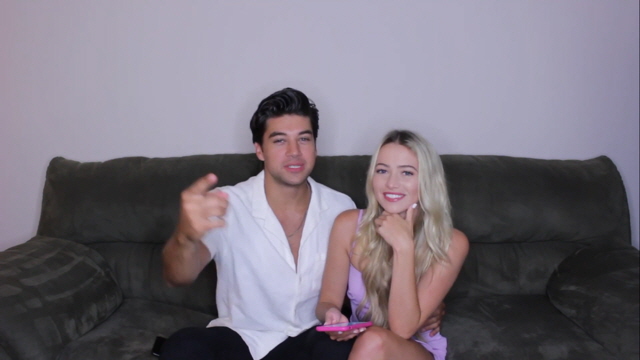 잭과 리즈가 쇼파에 앉아 유튜브를 찍는 장면