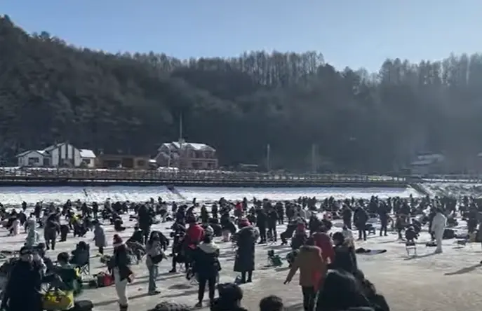 겨울방학 국내 여행지- 산을 배경으로 앞쪽 사람들이 서있는 모습