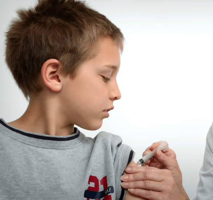 독감 예방을 위해 예방 접종을 받는 어린이