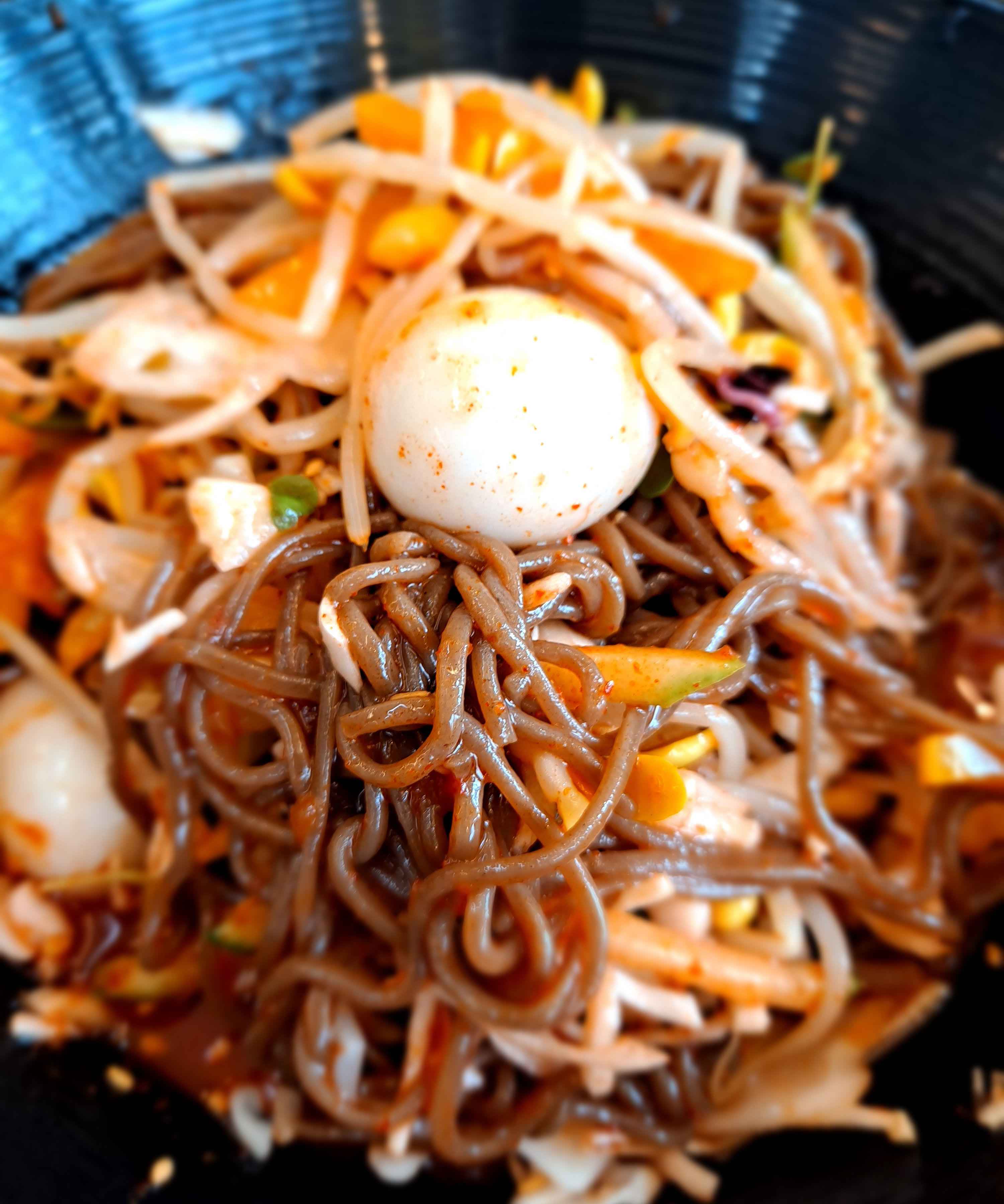 먹음직스러운 비빔모밀