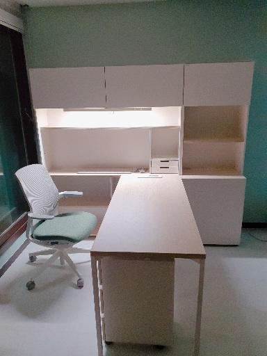 5단 책장과 조명