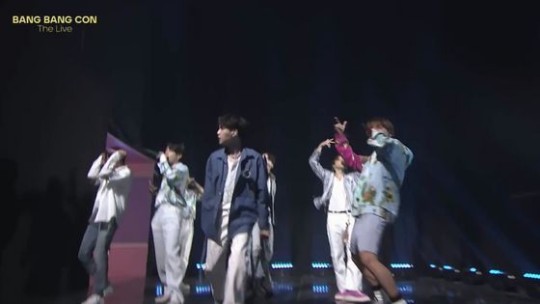  '방방콘' 방탄소년단, 공연 목마름 담아 '쩔어' 오프닝