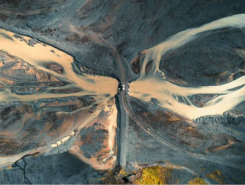 하늘에서 내려다 본 도로의 멋진 풍경 Aerial Photos Take Us Down Remote Roads Surrounded by Gorgeous Landscapes