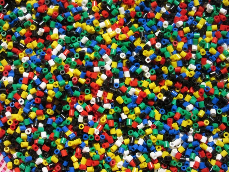 “다양한-색상의-플라스틱-조각들”