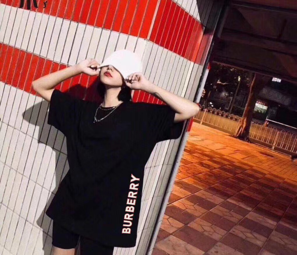  [BURBERRY] 버버리 사이드 로고 반팔 티셔츠 8032084