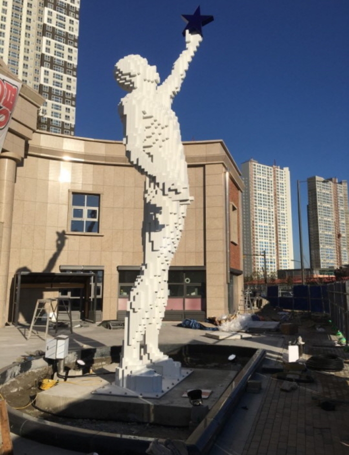  큰 건물들 앞에 조각상이 자주 보였던 이유? 왜 세웠을까?