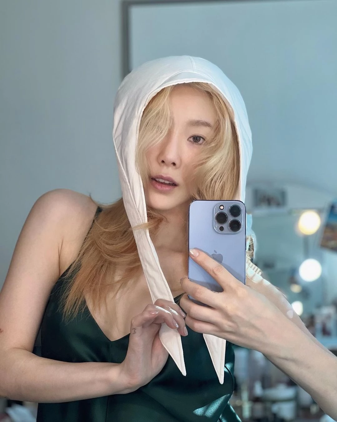  태연, 과감한 노출! 표정은 상큼 그 자체 [SNS사진]