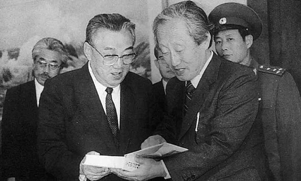 1989년 방북 당시 김일성 북한 주석을 만난 문익환(사진 오른쪽) 목사. 사진=사단법인 늦봄문익환기념사업회