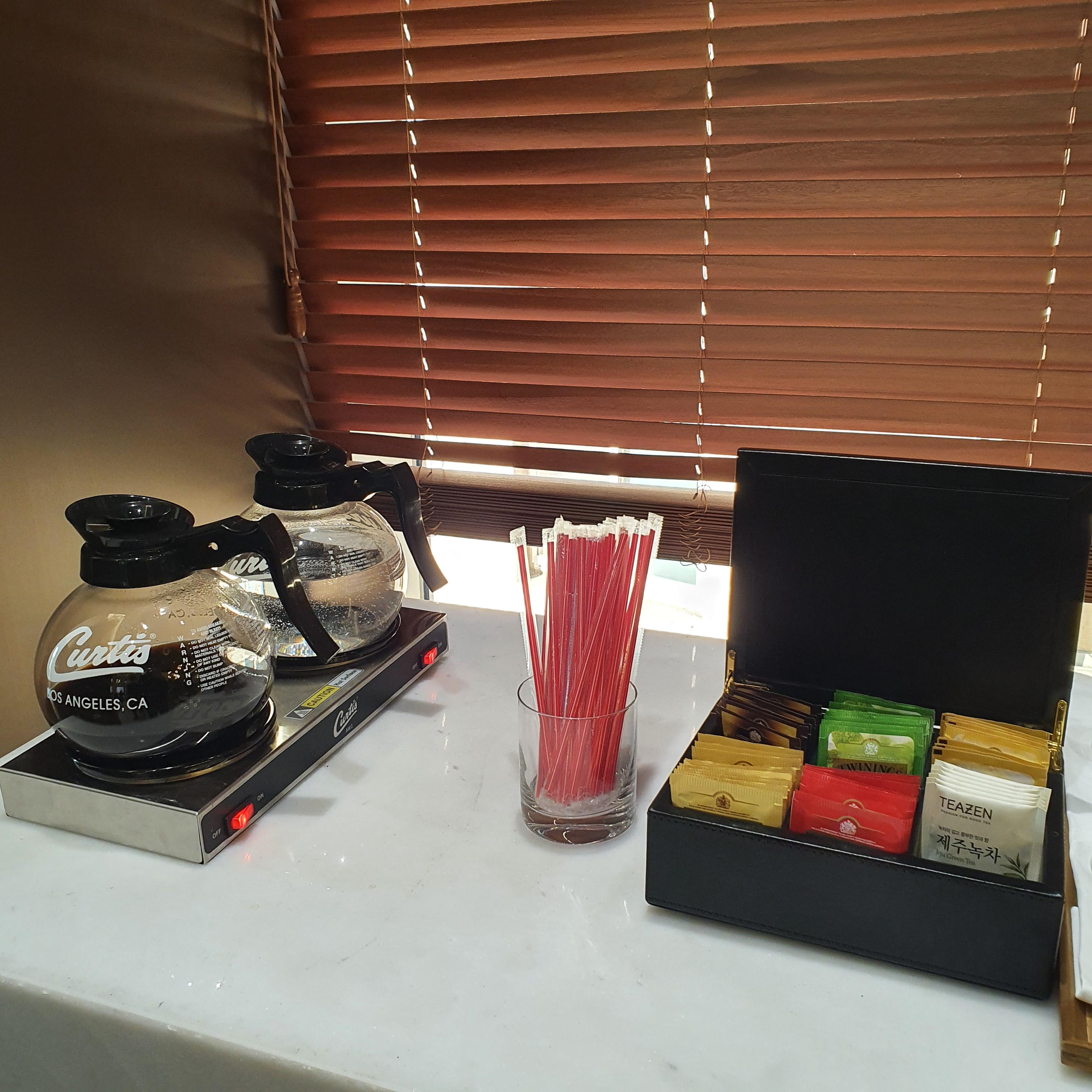 알로프트 호텔 리믹스 라운지 - 데이타임 운영 모습. 커피와 차가 준비되어 있다.
