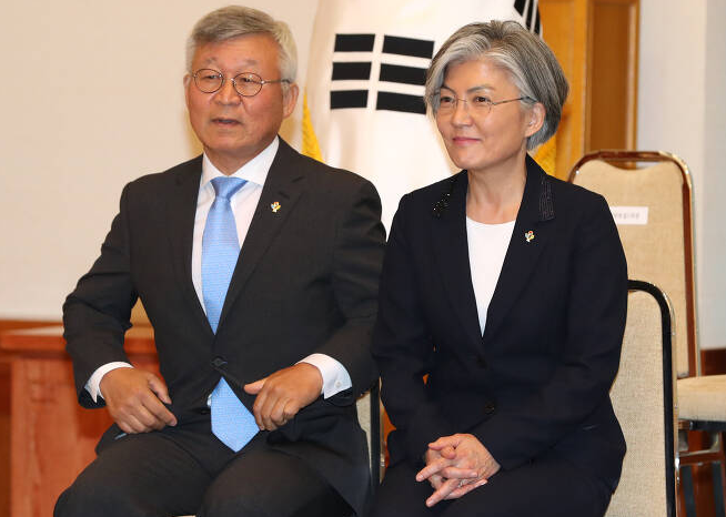  강경화 장관 배우자, 코로나19에도 고가 요트 구입 목적 미국여행
