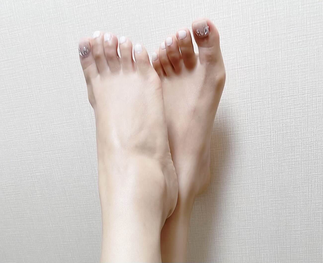 데싱디바 글레이즈 젤 페디 화이트 스텔라 부착 후